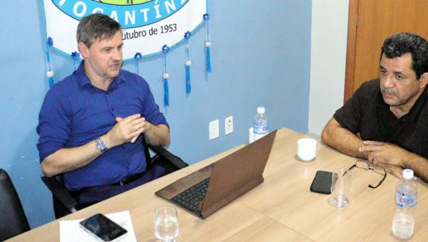 Prefeito João Alberto agradece ao Procurador Geral do município, Dr. Roger Ottano, em reconhecimento aos serviços prestados em Tocantínia