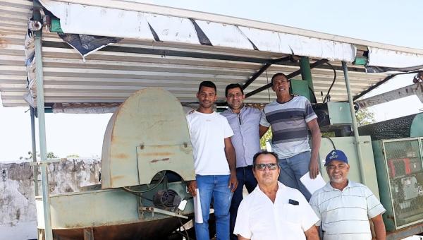 Prefeito João Alberto entrega “Casa de Farinha móvel” para pequenos produtores dos assentamentos e povoado Palminha em Tocantínia