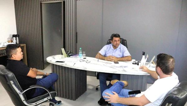 Prefeito João Alberto realiza reunião de alinhamento estratégico para a temporada de praia em Tocantínia