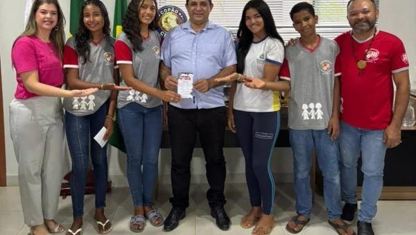 Prefeito João Alberto recebe alunos escritores do Projeto Poetas do Xodó do Cefya Frei Antônio