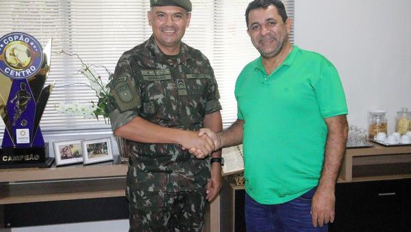 Prefeito João Alberto recebe Moeda alusiva aos 50 anos do Tiro de Guerra em Miracema do Tocantins
