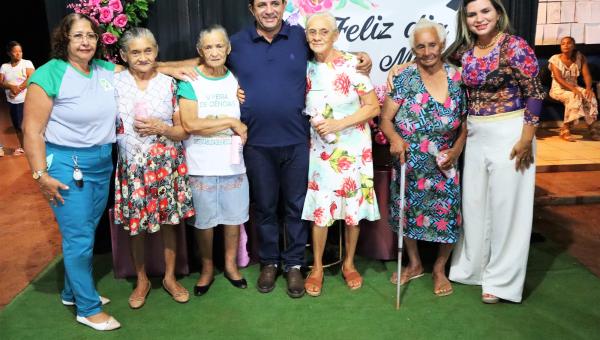 Vice-prefeito João Alberto, representando o prefeito Manoel Silvino, participa da festa das Mães no povoado Palminha 