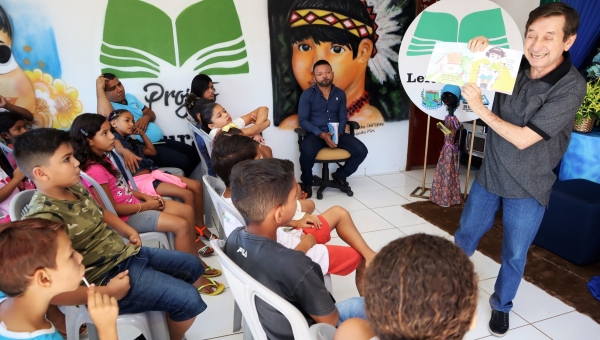 Zacarias Martins lança livro para crianças em Tocantínia