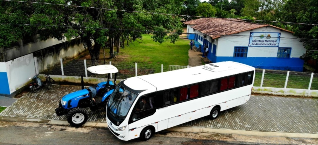 Fruto de emenda do senador Eduardo Gomes, Tocantínia é contemplada com um ônibus e um trator