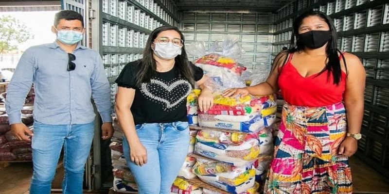 Em Tocantínia os beneficiários dos serviços sócio assistenciais e famílias impactadas pela pandemia recebem cestas de alimentos
