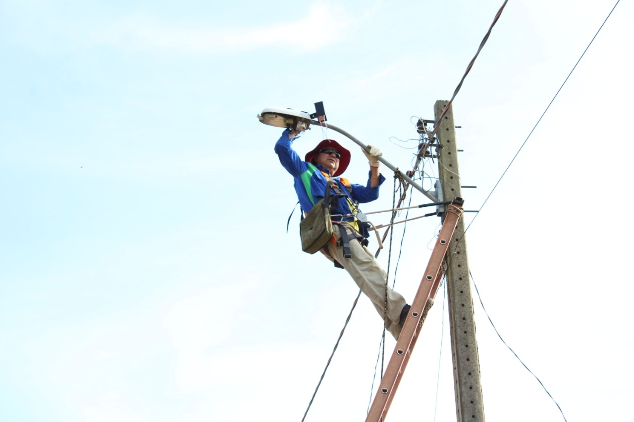 Prefeitura realiza manutenção da iluminação pública nas vias da cidade