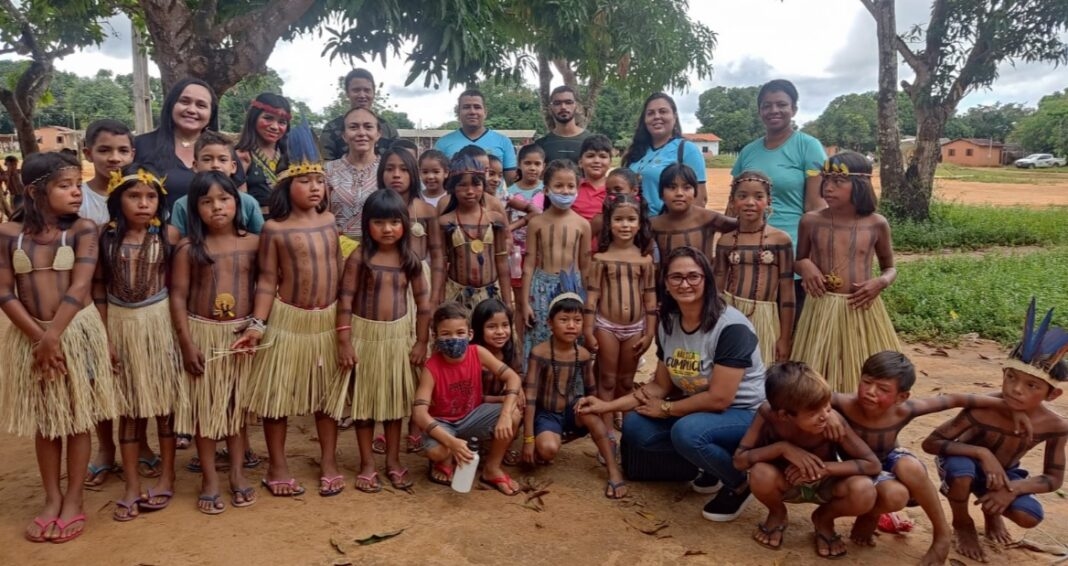 Alunos participam da comemoração do Dia do Índio na Aldeia Xerente Salto, em Tocantínia
