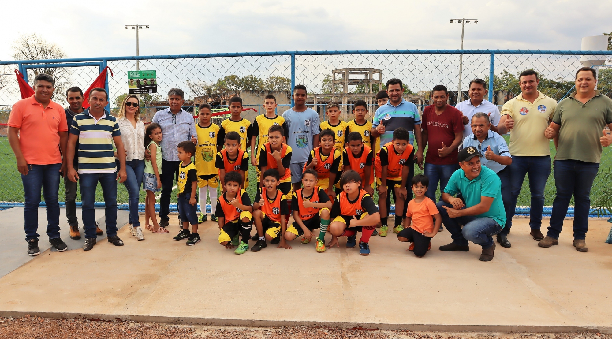 Prefeito de Tocantínia inaugura campo society na zona rural do município