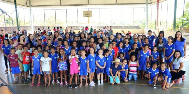Show de humor de Vinícius Martins movimenta alunos da rede municipal de educação de Tocantínia