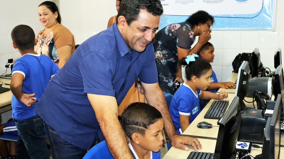 Vice-prefeito João Alberto promove avanço tecnológico na educação de Tocantínia com inauguração do Laboratório de Informática 