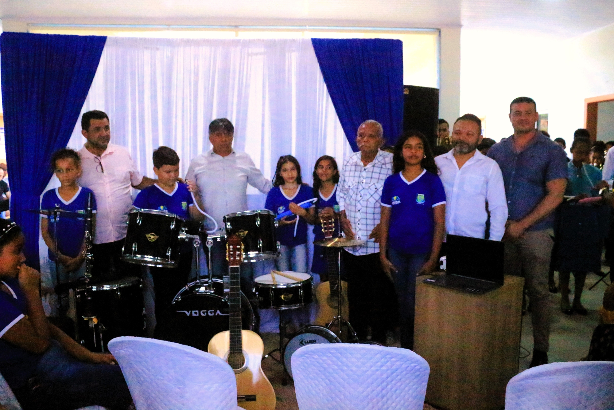 Prefeito de Tocantínia Enriquece Educação Municipal com Entrega de Instrumentos Musicais 