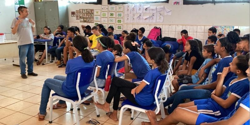 Projeto Leitura Viva leva roda de conversa com o poeta Zacarias Martins para escola da zona rural de Tocantínia