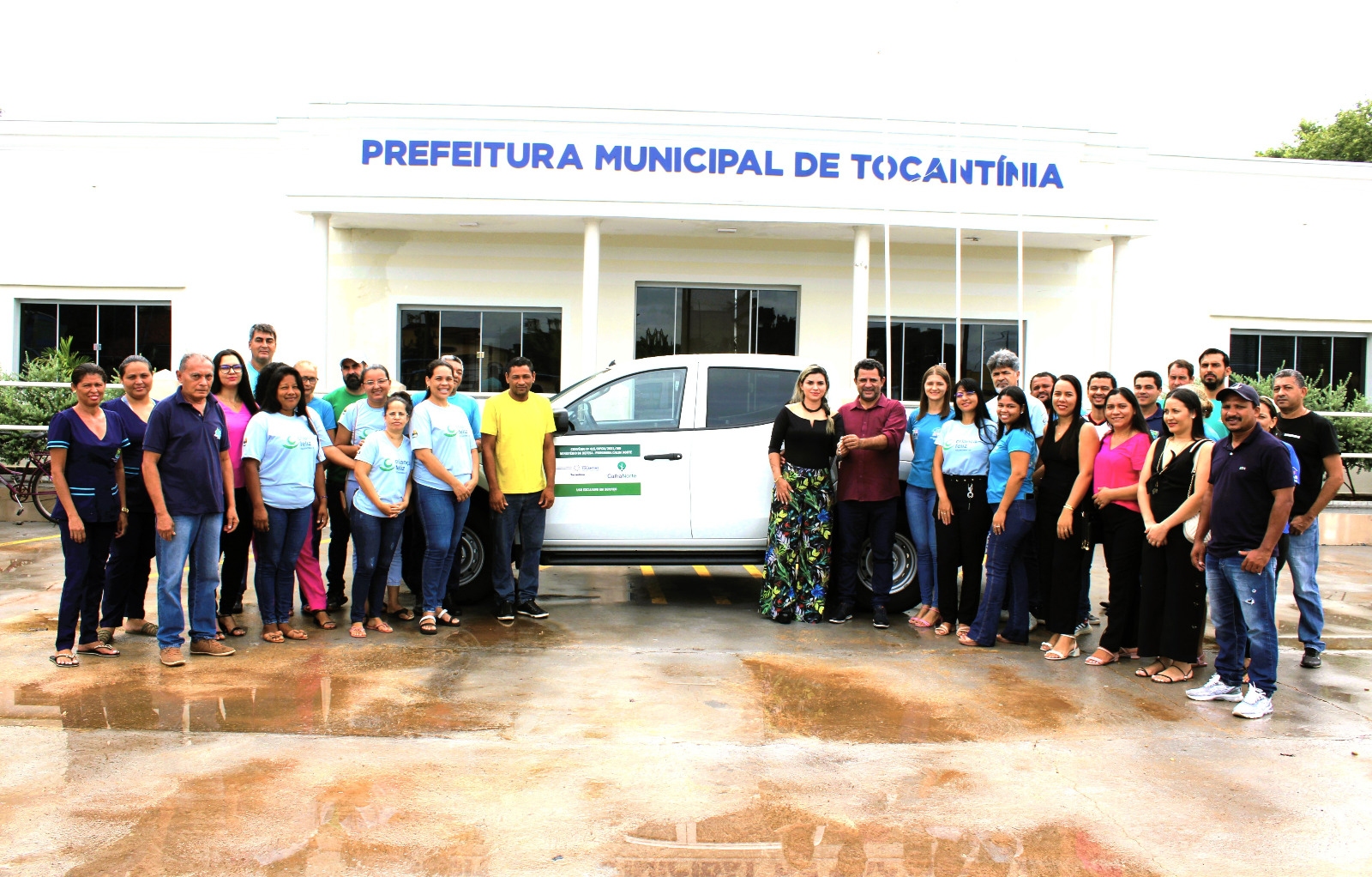 Prefeito de Tocantínia entrega uma caminhonete para Assistência Social, fruto de emenda parlamentar