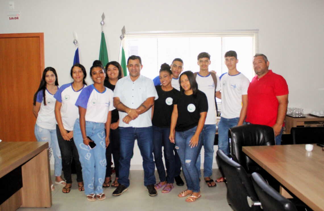 Prefeito João Alberto recebe visita dos alunos do Colégio Estadual Batista