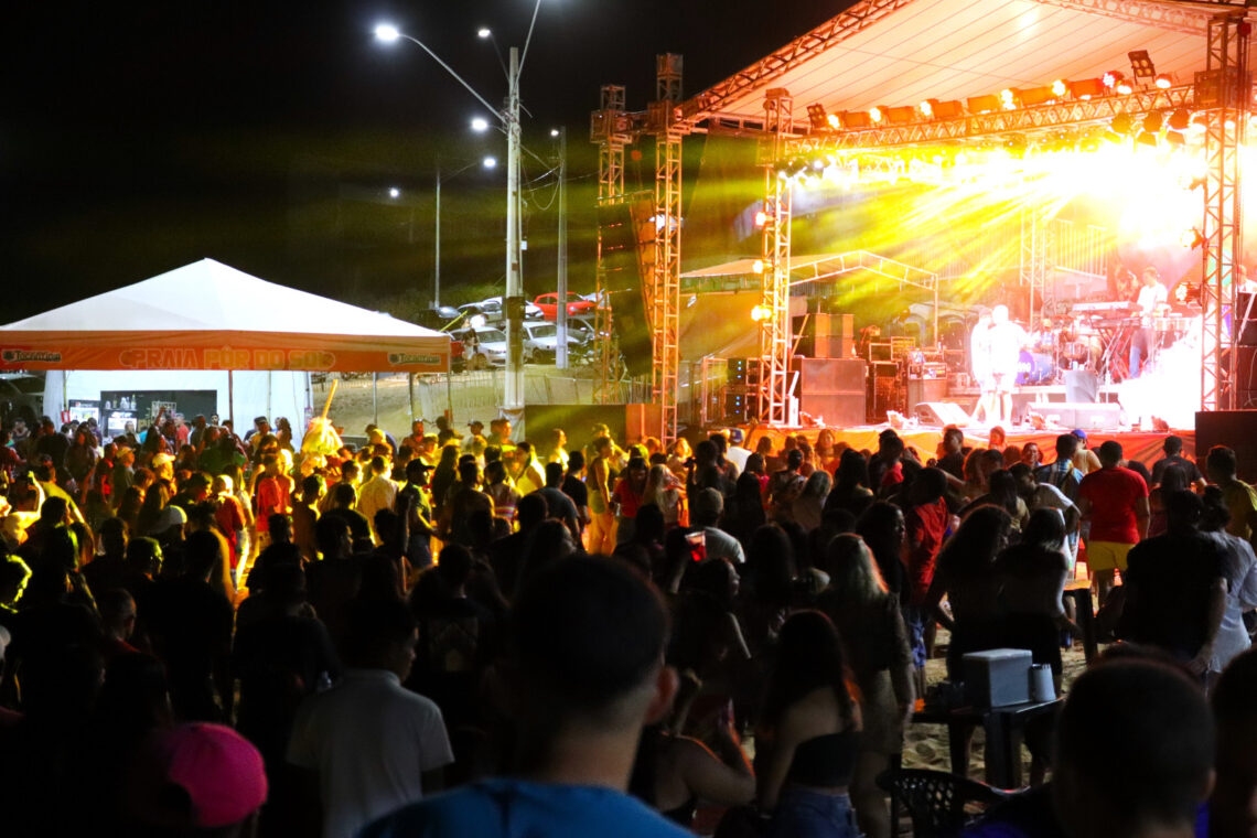 Praia Pôr do Sol recebe grande público no show de abertura da temporada de praia em Tocantínia