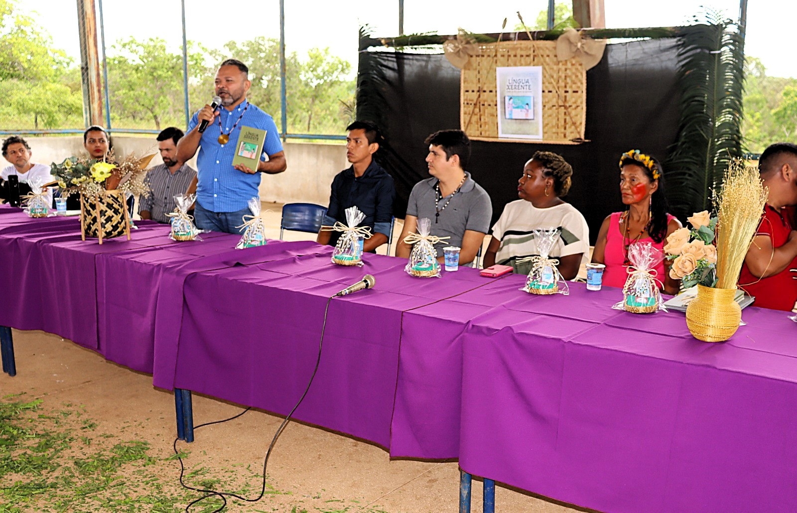 Secretário de Educação de Tocantínia prestigia lançamento do livro "Língua Xerente" 