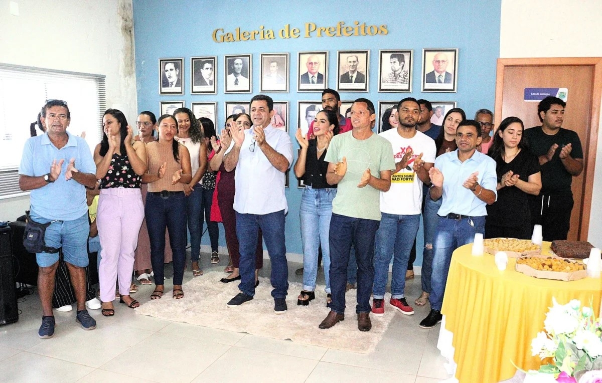 Prefeito e vice-prefeita de Tocantínia participam da celebração de aniversário de servidores municipais