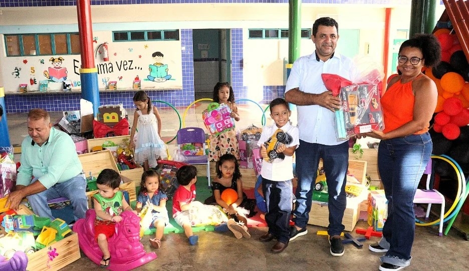 Em Tocantínia, prefeito João Alberto entrega brinquedos e materiais educativos para EMEI Tereza Hilário Ribeiro