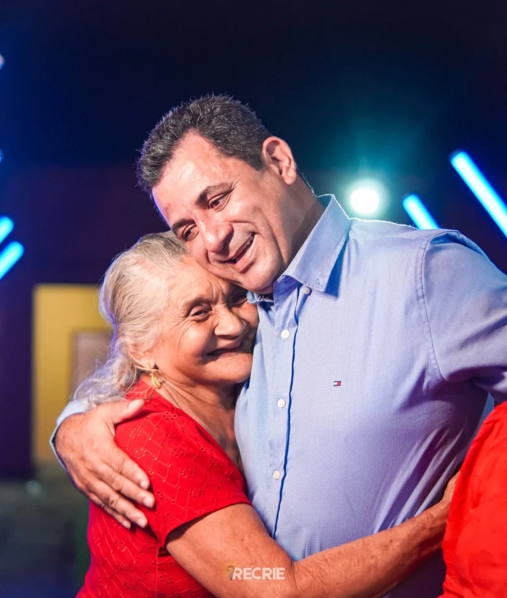 João Alberto abraça as mães de Tocantinia