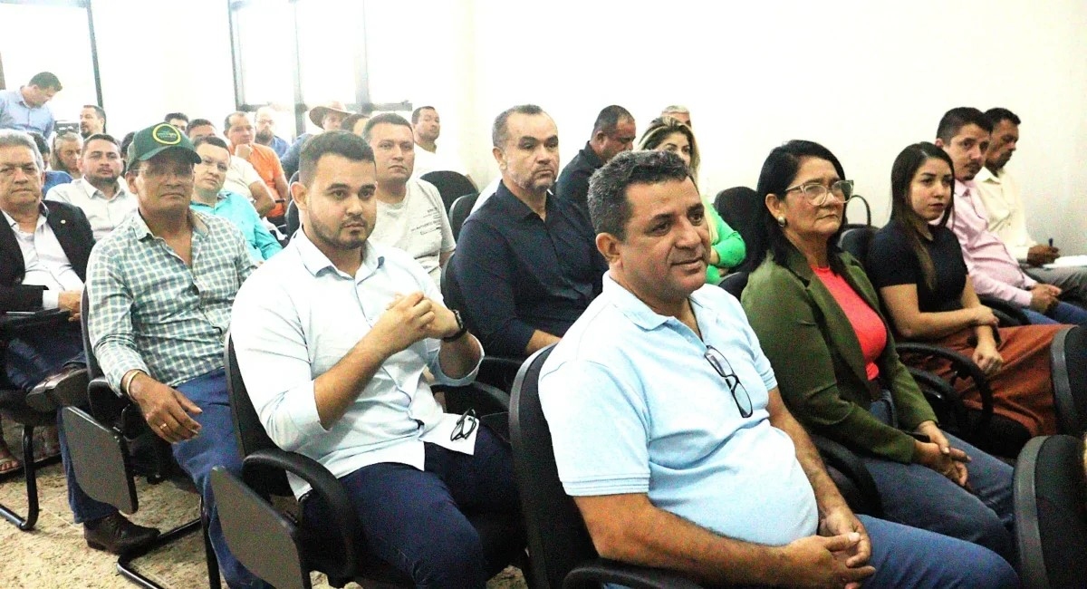 Prefeito João Alberto participa da reunião com prefeitos promovida pelo Tribunal de Contas do Estado para tratar de resíduos sólidos urbanos