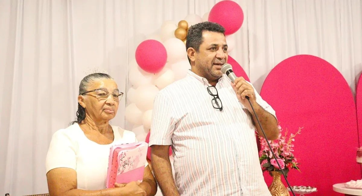 Prefeito João Alberto prestigia aniversário de 70 anos de Maria de Fátima, moradora do Assentamento Água Fria II
