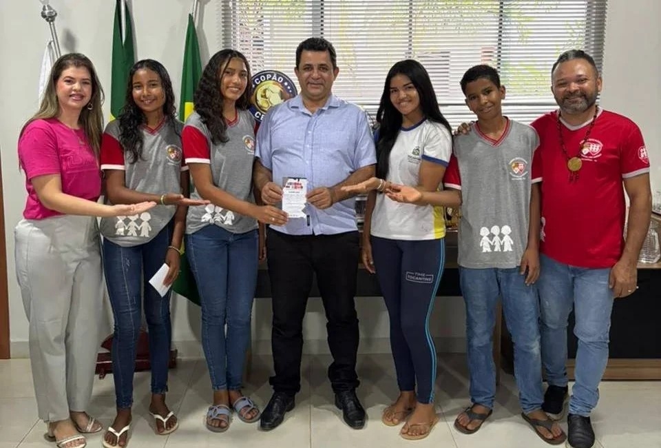 Prefeito João Alberto recebe alunos escritores do Projeto Poetas do Xodó do Cefya Frei Antônio