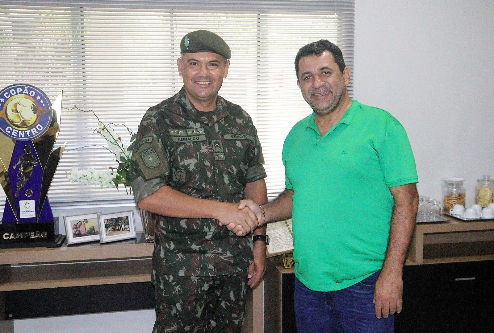 Prefeito João Alberto recebe Moeda alusiva aos 50 anos do Tiro de Guerra em Miracema do Tocantins