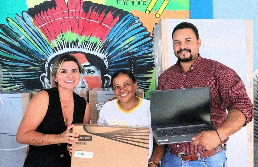 Primeira-Dama e secretária de Assistência Social Sâmua Rosa faz entrega de equipamentos e materiais de escritório para o CRAS de Tocantínia
