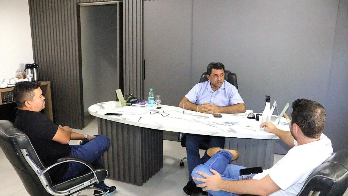 Prefeito João Alberto realiza reunião de alinhamento estratégico para a temporada de praia em Tocantínia